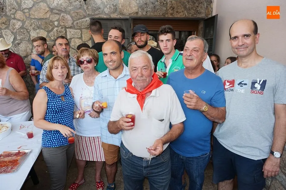 Foto 4 - Los vecinos visitan las bodegas caseras para iniciar los festejos