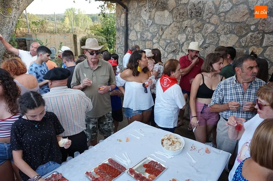 Foto 2 - Los vecinos visitan las bodegas caseras para iniciar los festejos
