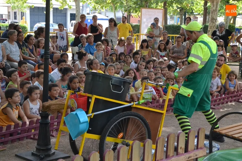 Foto 7 - Claudio Cleaner Clown llena de carcajadas infantiles el Parque de La Glorieta  