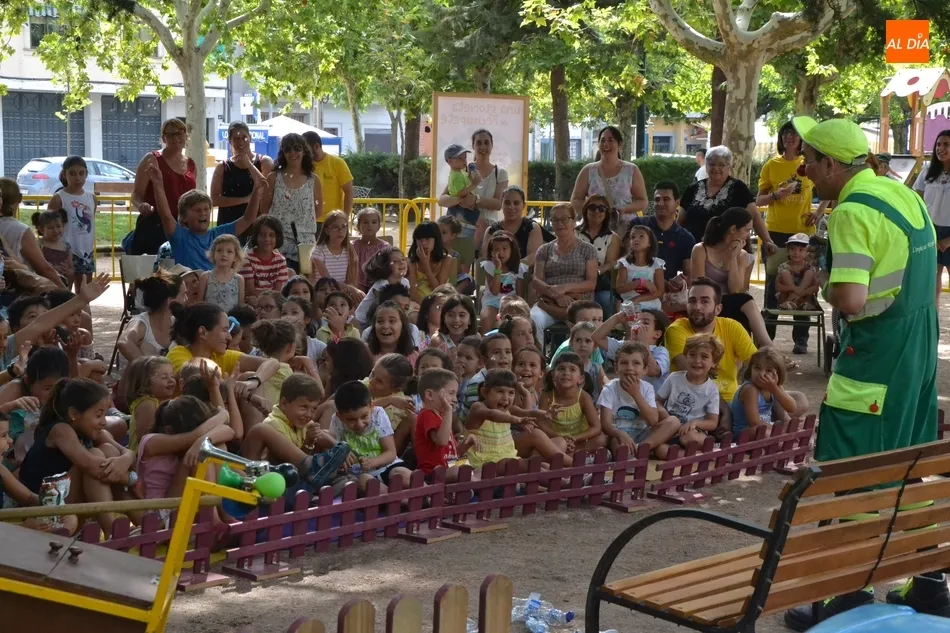 Foto 3 - Claudio Cleaner Clown llena de carcajadas infantiles el Parque de La Glorieta  