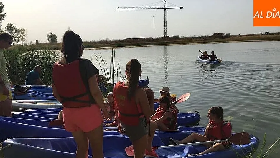 Foto 5 - Las fiestas de Pedrosillo comienzan con un refrescante paseo en canoa por la laguna