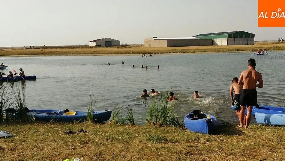 Foto 3 - Las fiestas de Pedrosillo comienzan con un refrescante paseo en canoa por la laguna