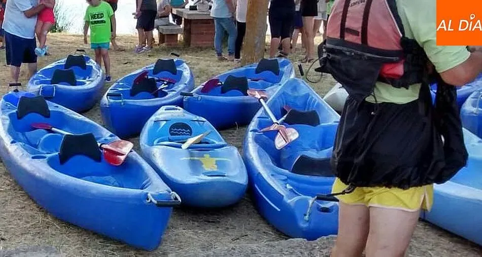Foto 2 - Las fiestas de Pedrosillo comienzan con un refrescante paseo en canoa por la laguna