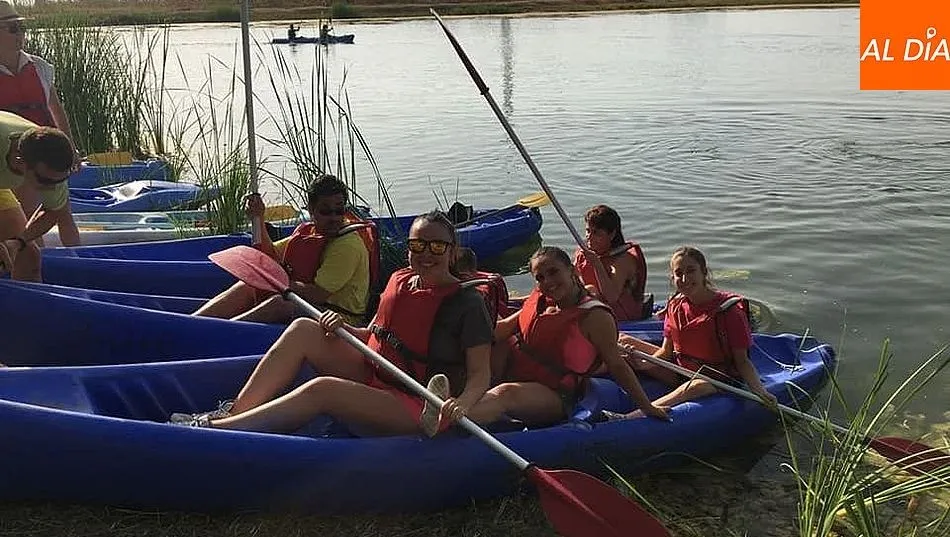 Foto 4 - Las fiestas de Pedrosillo comienzan con un refrescante paseo en canoa por la laguna