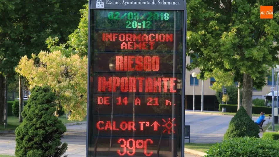Uno de los carteles informativos del Ayuntamiento alertando de las altas temperaturas con el termómetro a 39 grados. Foto: Alberto Martín