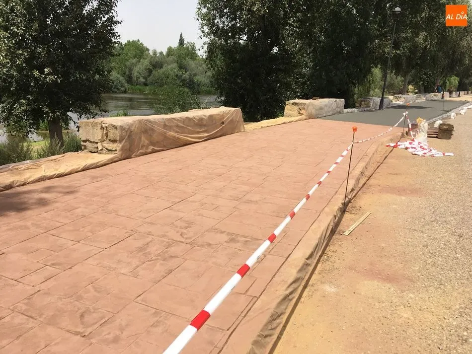 La acera está siendo cubierta con hormigón impreso