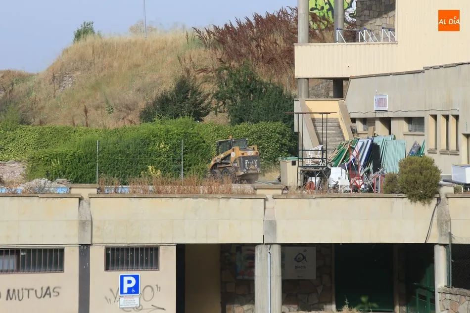 Foto 5 - El Ayuntamiento inicia los primeros trabajos en las piscinas municipales de San Jos&eacute;