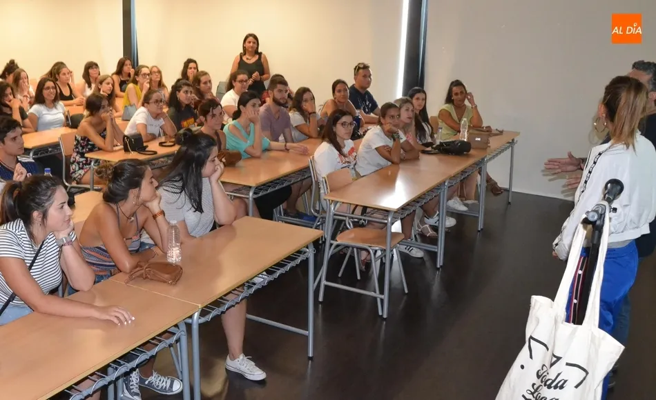 Foto 3 - La Psico Woman imparte una charla a los monitores del Divierteatro  