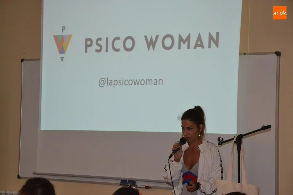 Foto 2 - La Psico Woman imparte una charla a los monitores del Divierteatro  