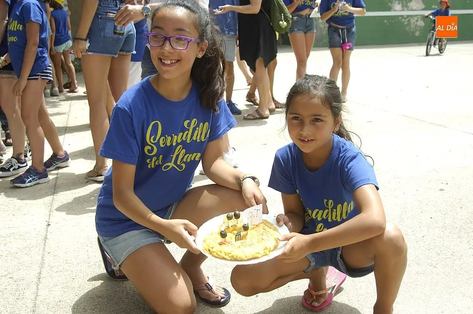 Foto 2 - Los j&oacute;venes lideran el arranque festivo en Serradilla del Llano  