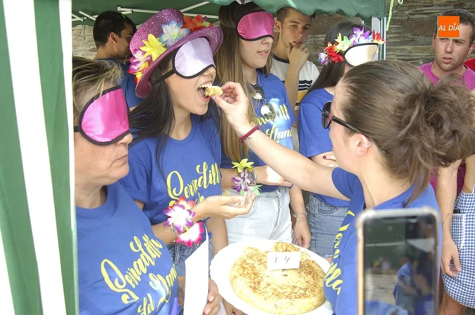 Foto 5 - Los j&oacute;venes lideran el arranque festivo en Serradilla del Llano  