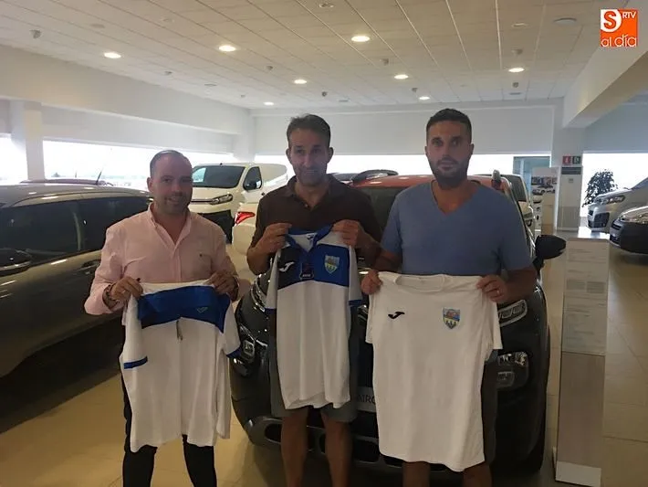 Representantes de Grupo Nani y el C.D. Alba de Tormes CF durante la firma del convenio