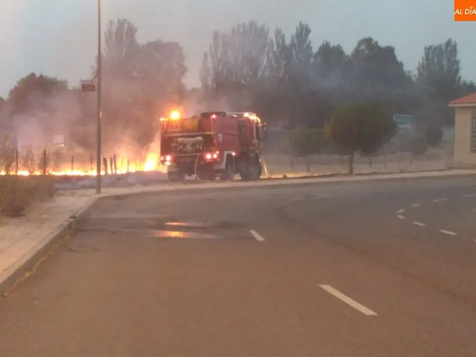 Foto 11 - Espectacular incendio al arder un veh&iacute;culo y traspasar el fuego a matorrales en la carretera de...