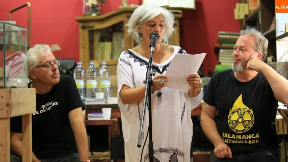 Montse Villar recita ante la atente mirada de dos de sus compañeros.  Fotos: Alberto Martín