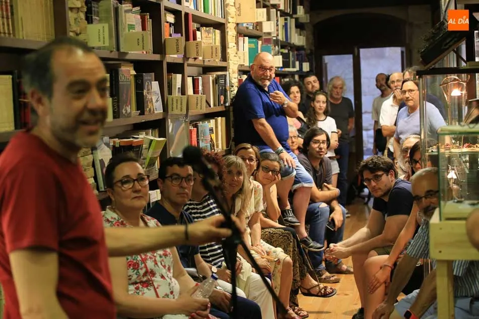 Foto 2 - Encuentro po&eacute;tico con un interesante recital en La Nave