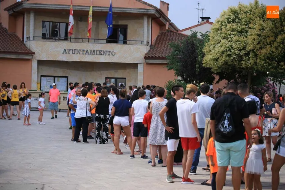 Foto 5 - Monterrubio de La Armu&ntilde;a estalla en fiestas con el preg&oacute;n y el bocadillo para todos los vecinos