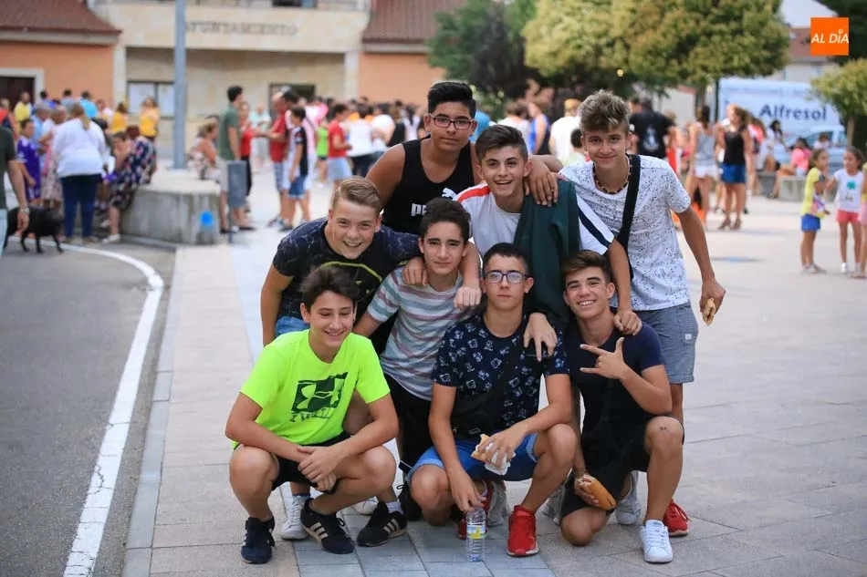 Foto 4 - Monterrubio de La Armu&ntilde;a estalla en fiestas con el preg&oacute;n y el bocadillo para todos los vecinos
