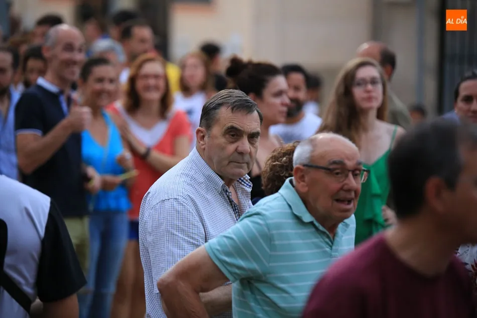 Foto 3 - Monterrubio de La Armu&ntilde;a estalla en fiestas con el preg&oacute;n y el bocadillo para todos los vecinos