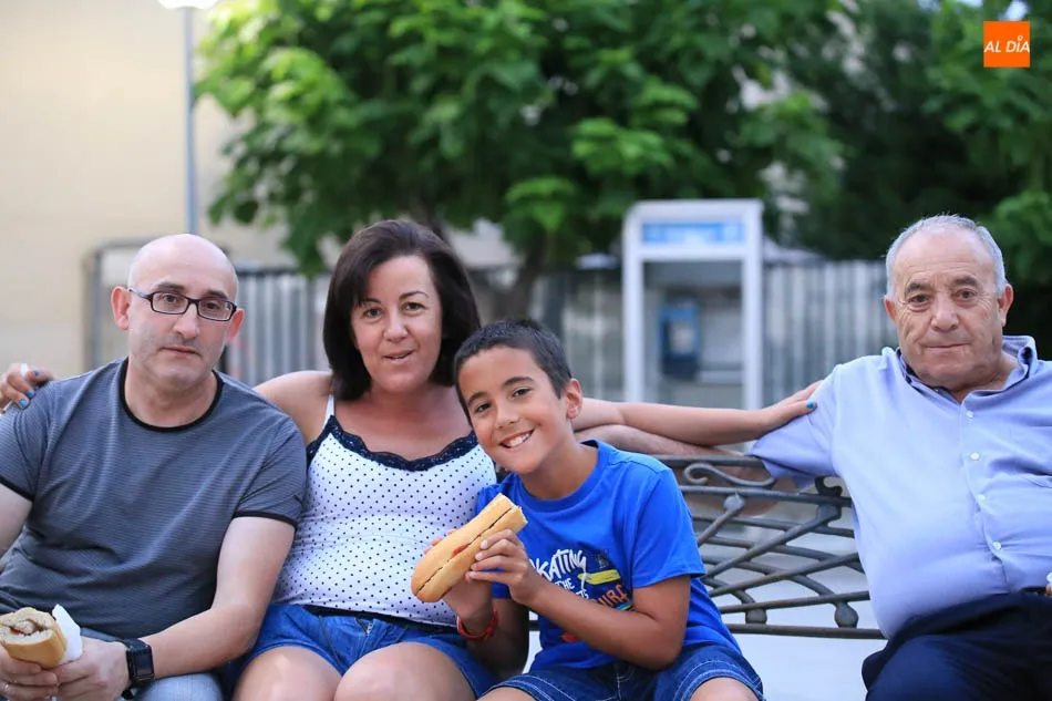 Foto 2 - Monterrubio de La Armu&ntilde;a estalla en fiestas con el preg&oacute;n y el bocadillo para todos los vecinos