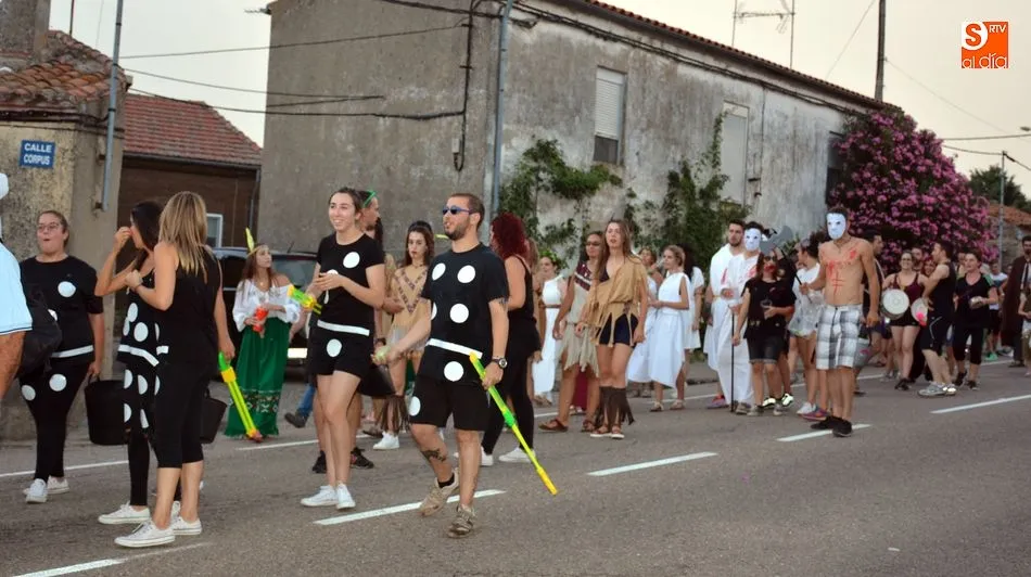 Foto 4 - Diversi&oacute;n y mucho humor en el desfile de carrozas y disfraces de Cerralbo