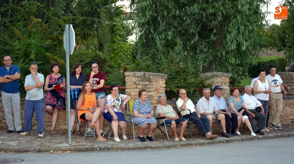 Foto 2 - Diversi&oacute;n y mucho humor en el desfile de carrozas y disfraces de Cerralbo