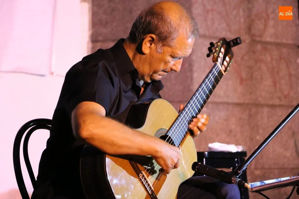 Foto 11 - Excelente recital de guitarra y versos a cargo de To&ntilde;o Bl&aacute;zquez y el D&uacute;o Trastes  