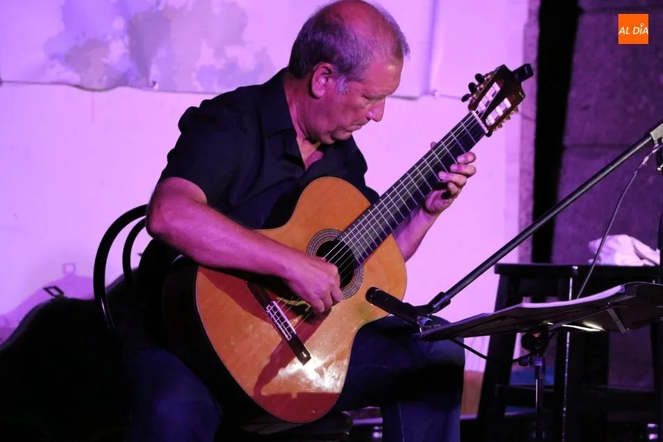 Foto 8 - Excelente recital de guitarra y versos a cargo de To&ntilde;o Bl&aacute;zquez y el D&uacute;o Trastes  