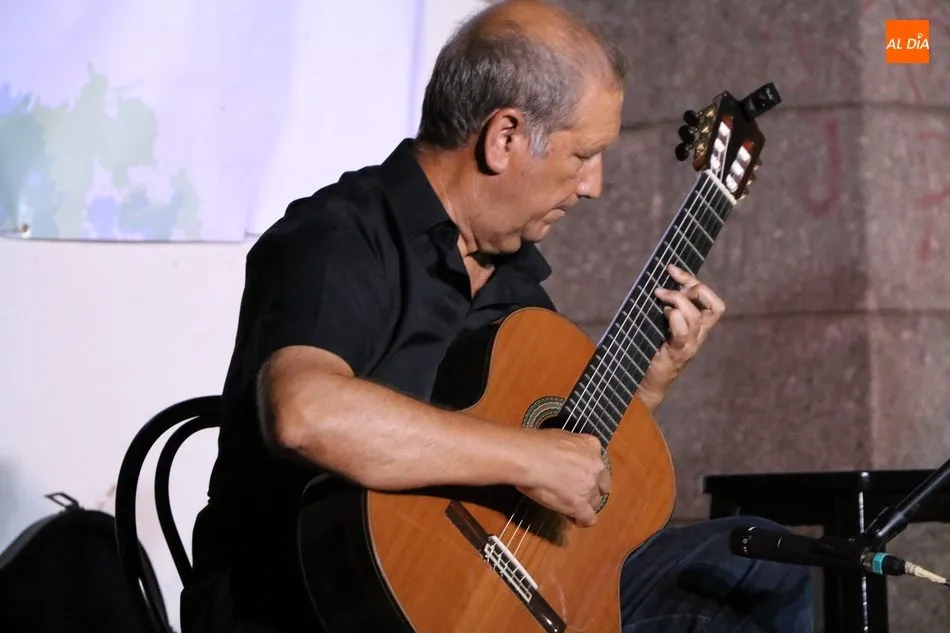 Foto 2 - Excelente recital de guitarra y versos a cargo de To&ntilde;o Bl&aacute;zquez y el D&uacute;o Trastes  