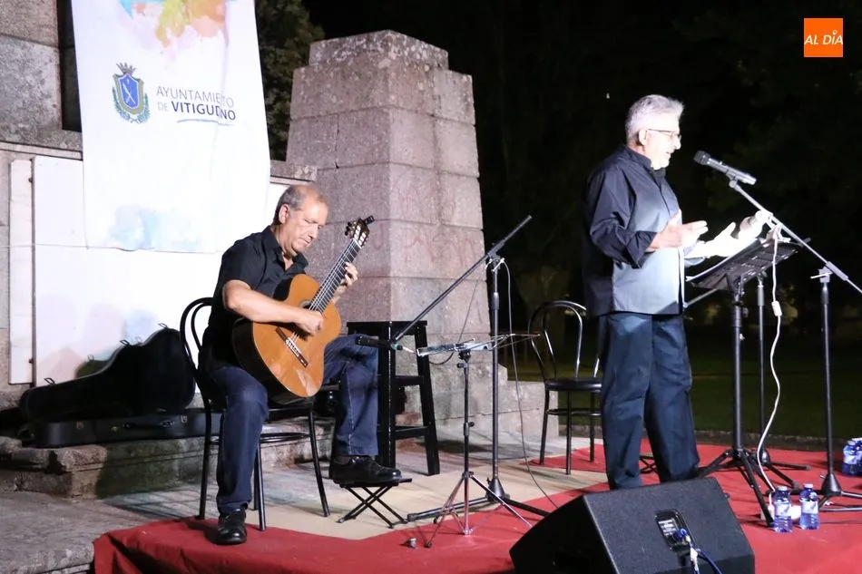 Excelente recital de guitarra y versos a cargo de Toño Blázquez y el Dúo Trastes  