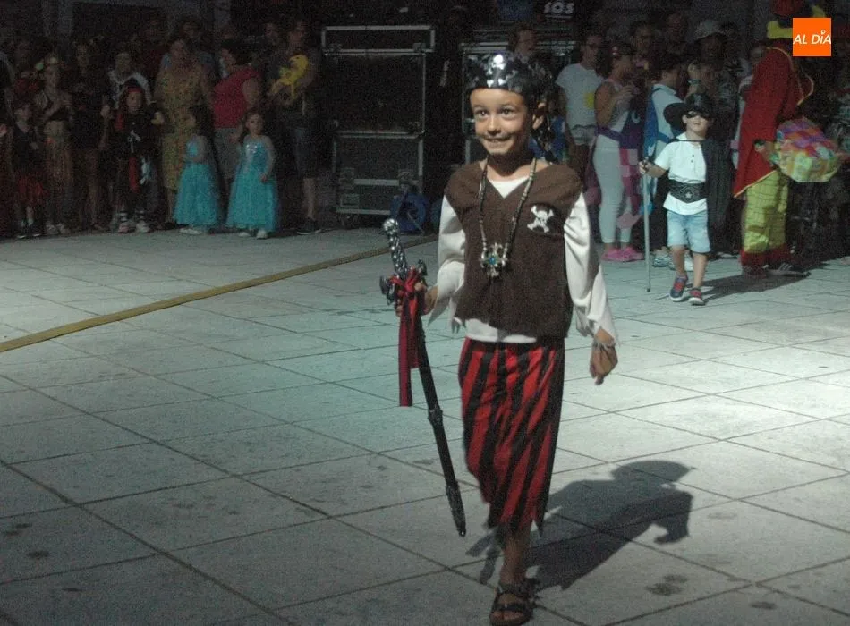 Foto 10 - Divertido desfile de disfraces para animar las fiestas  