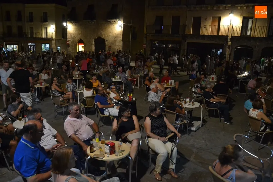 Foto 8 - &lsquo;El Viaje de Elliot&rsquo; pone banda sonora a una de las noches m&aacute;s concurridas del verano  