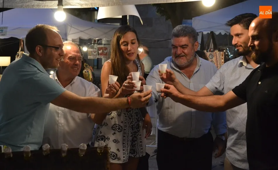 Estrenado el ‘Mercado de Verano’ que le dará color a los viernes de agosto  