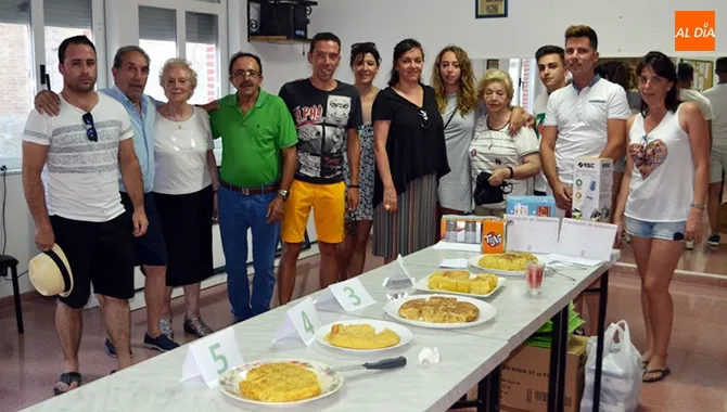 Villar de Gallimazo organizaba este viernes un original concurso de tortillas dentro del programa oficial de festejos