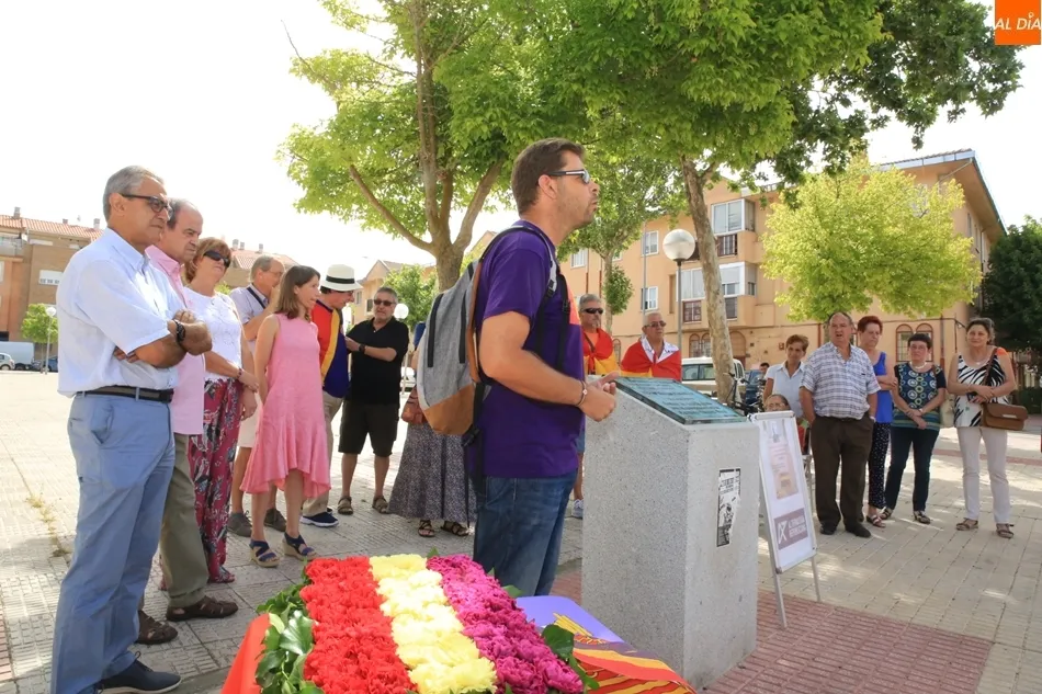 Foto 5 - Ofrenda floral y lectura de textos para recordar a Casto Prieto Carrasco