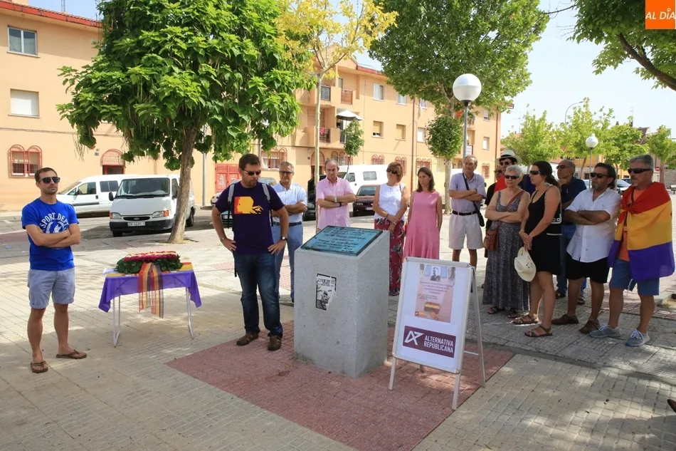 Foto 4 - Ofrenda floral y lectura de textos para recordar a Casto Prieto Carrasco