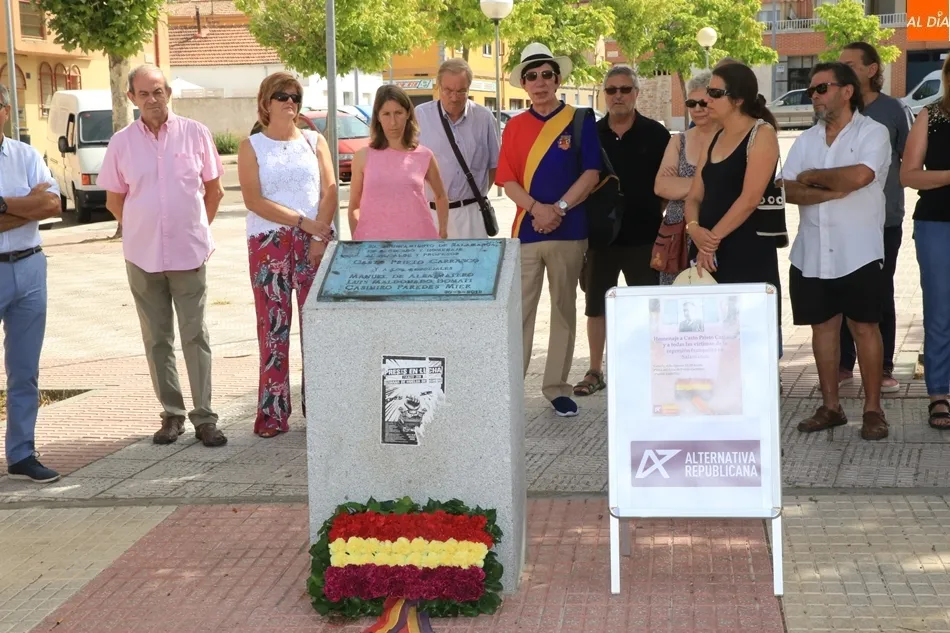 Foto 3 - Ofrenda floral y lectura de textos para recordar a Casto Prieto Carrasco