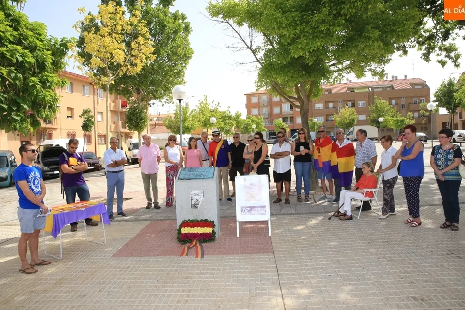 Foto 2 - Ofrenda floral y lectura de textos para recordar a Casto Prieto Carrasco