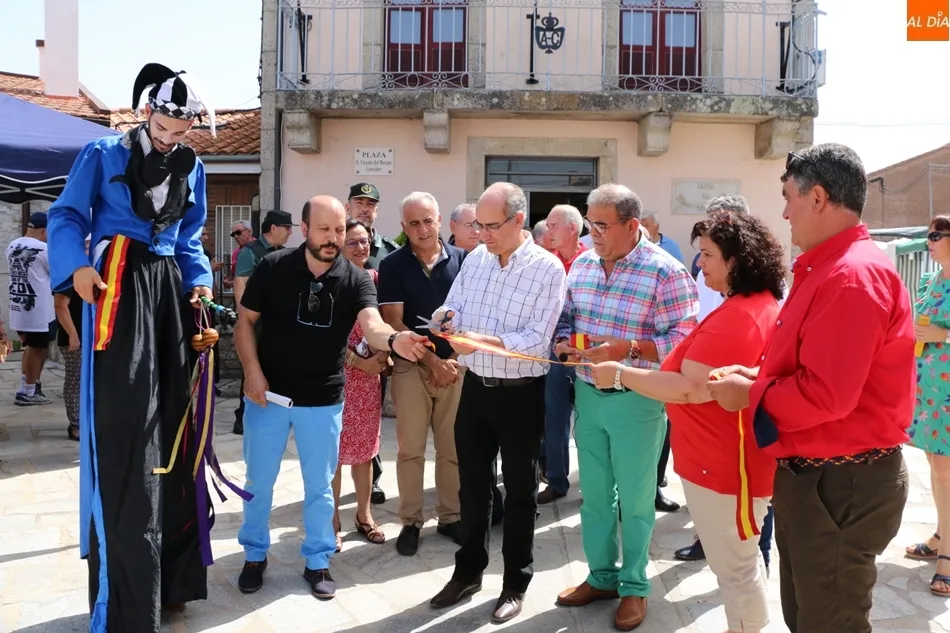 Momento de la inauguración de la Feria Agroalimentaria de Peralejos de Abajo, este sábado