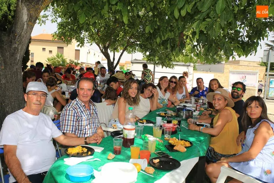 Foto 11 - Los vecinos de Monterrubio de Armu&ntilde;a reponen fuerzas con una rica paella