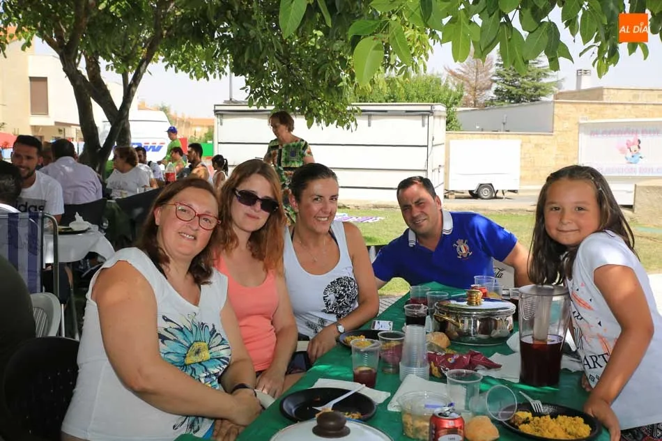 Foto 10 - Los vecinos de Monterrubio de Armu&ntilde;a reponen fuerzas con una rica paella