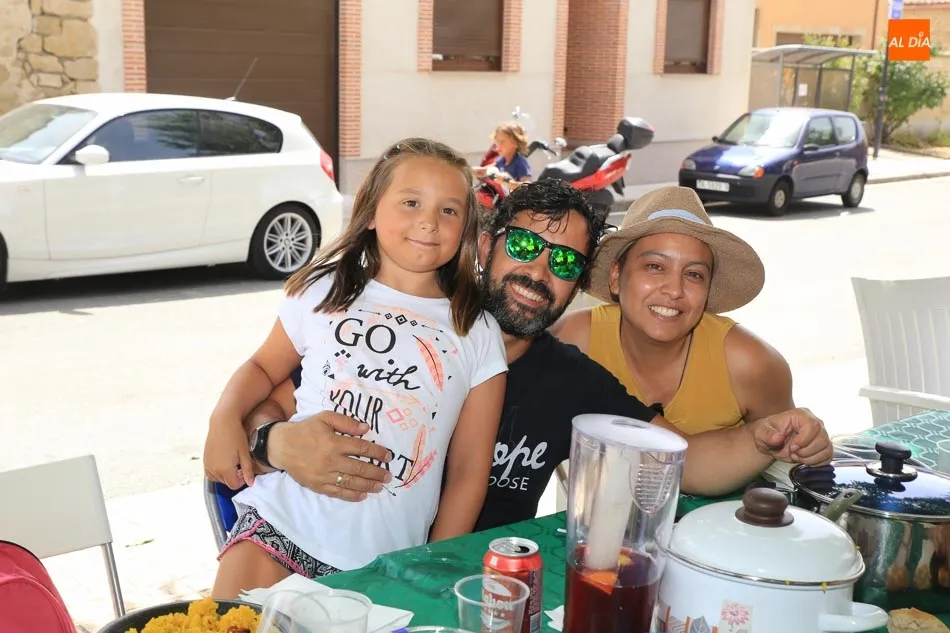 Foto 9 - Los vecinos de Monterrubio de Armu&ntilde;a reponen fuerzas con una rica paella