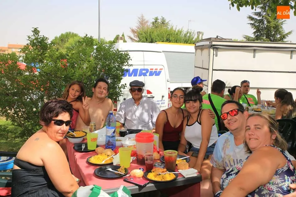 Foto 7 - Los vecinos de Monterrubio de Armu&ntilde;a reponen fuerzas con una rica paella