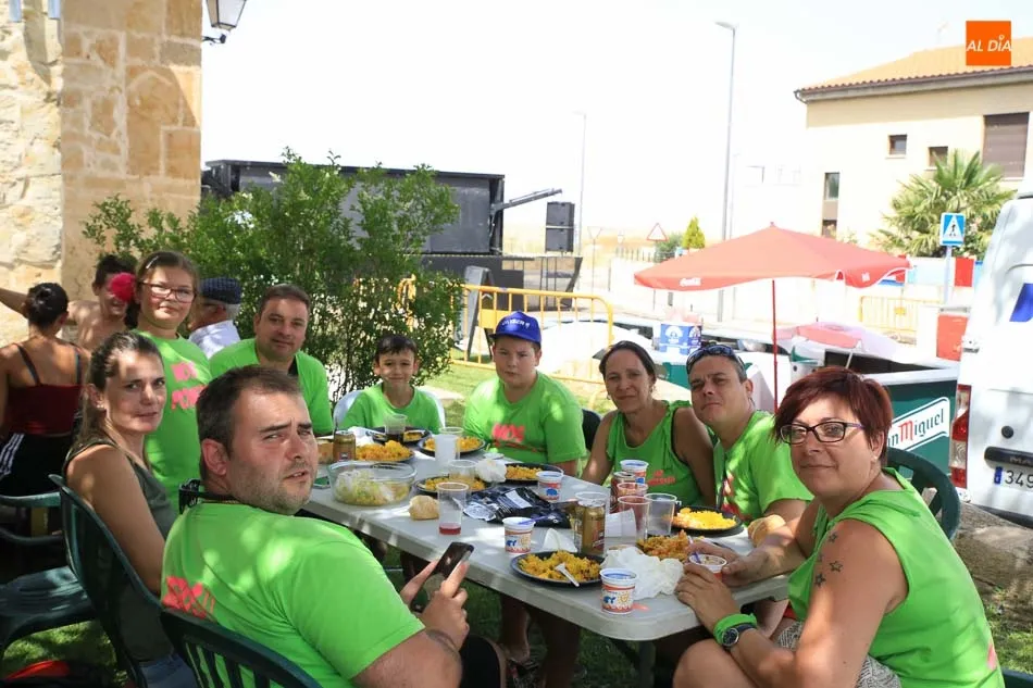 Foto 6 - Los vecinos de Monterrubio de Armu&ntilde;a reponen fuerzas con una rica paella