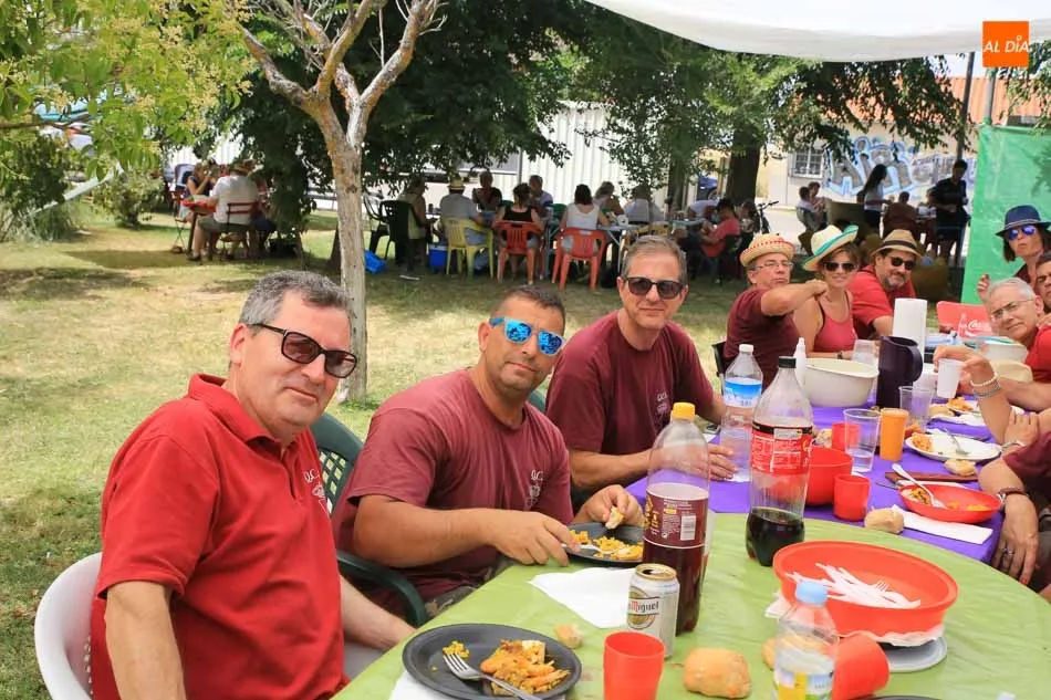 Foto 5 - Los vecinos de Monterrubio de Armu&ntilde;a reponen fuerzas con una rica paella
