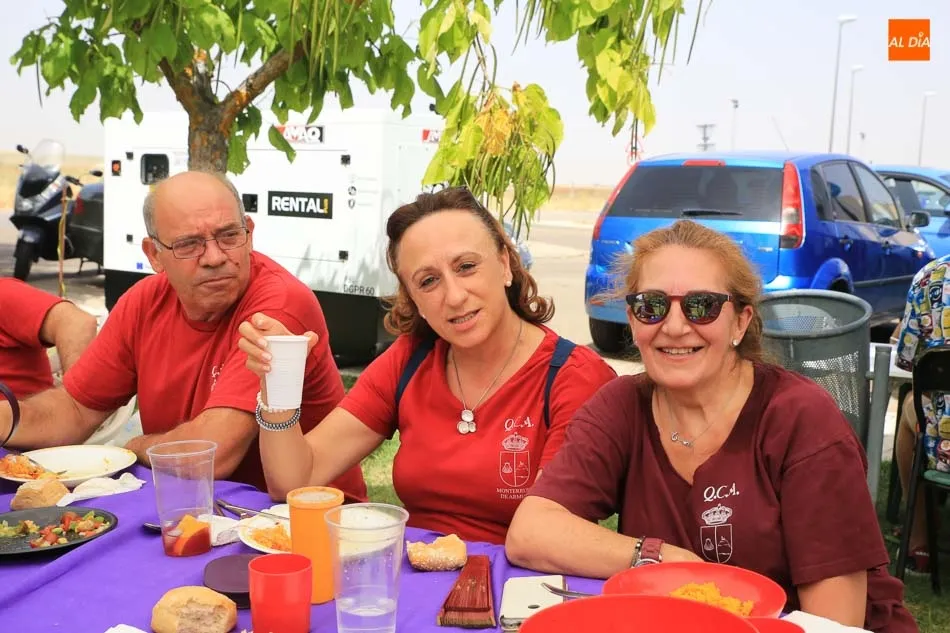 Foto 3 - Los vecinos de Monterrubio de Armu&ntilde;a reponen fuerzas con una rica paella