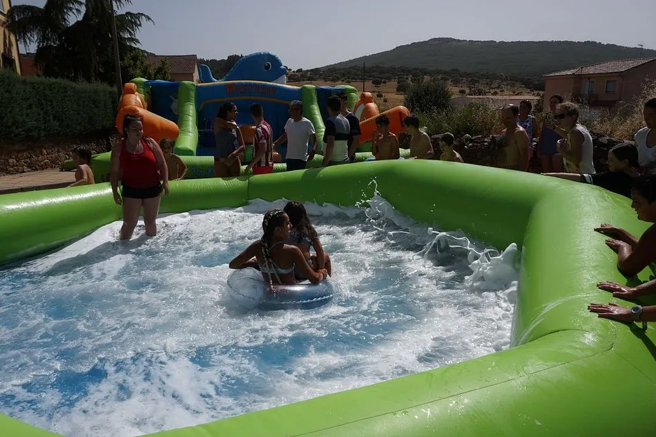 Foto 10 - Los juegos acu&aacute;ticos atraen al p&uacute;blico en una calurosa jornada festiva
