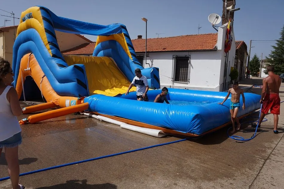 Foto 9 - Los juegos acu&aacute;ticos atraen al p&uacute;blico en una calurosa jornada festiva