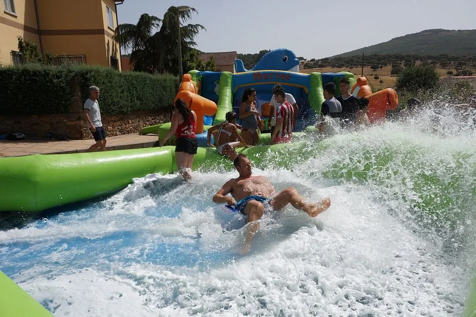 Foto 8 - Los juegos acu&aacute;ticos atraen al p&uacute;blico en una calurosa jornada festiva