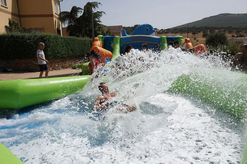 Foto 7 - Los juegos acu&aacute;ticos atraen al p&uacute;blico en una calurosa jornada festiva