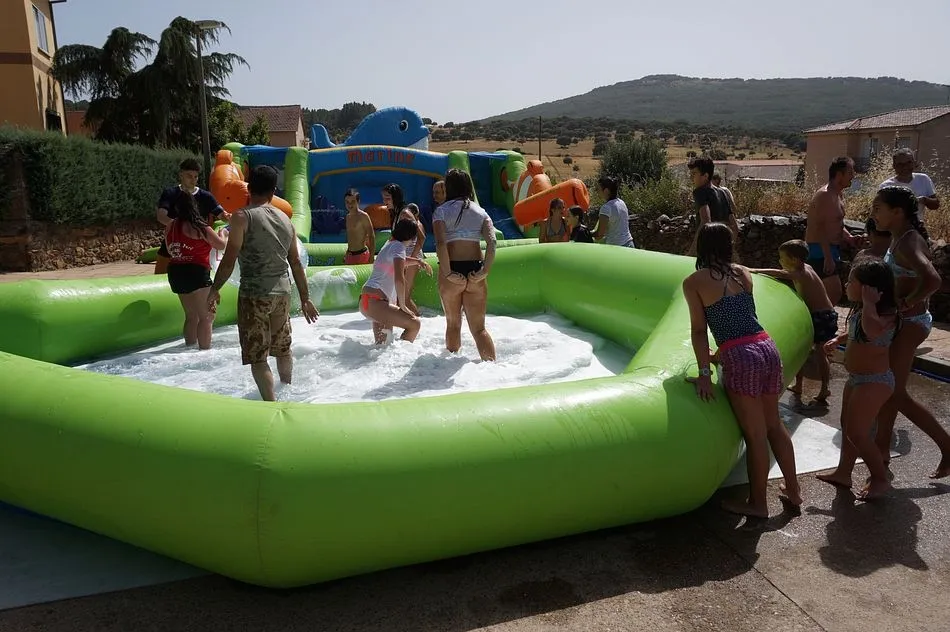 Foto 6 - Los juegos acu&aacute;ticos atraen al p&uacute;blico en una calurosa jornada festiva